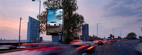 billboard adverteren langs snelweg.